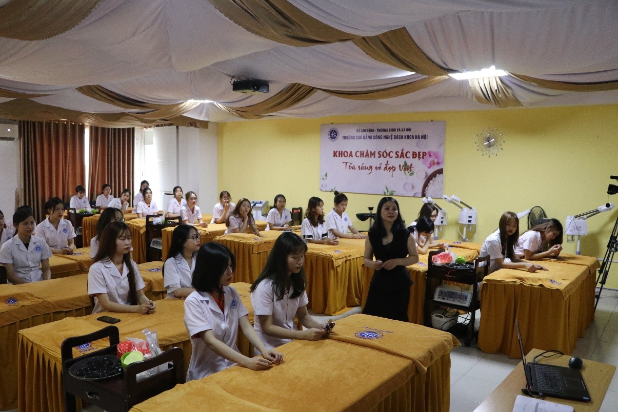 Sinh viên Khoa Chăm sóc sắc đẹp HPC trong giờ thực hành