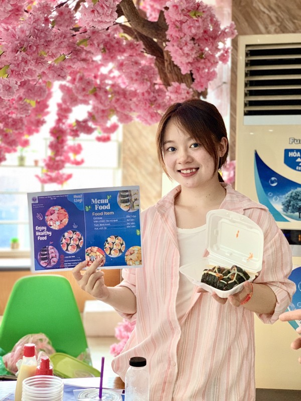 Sinh viên HPC bán hàng