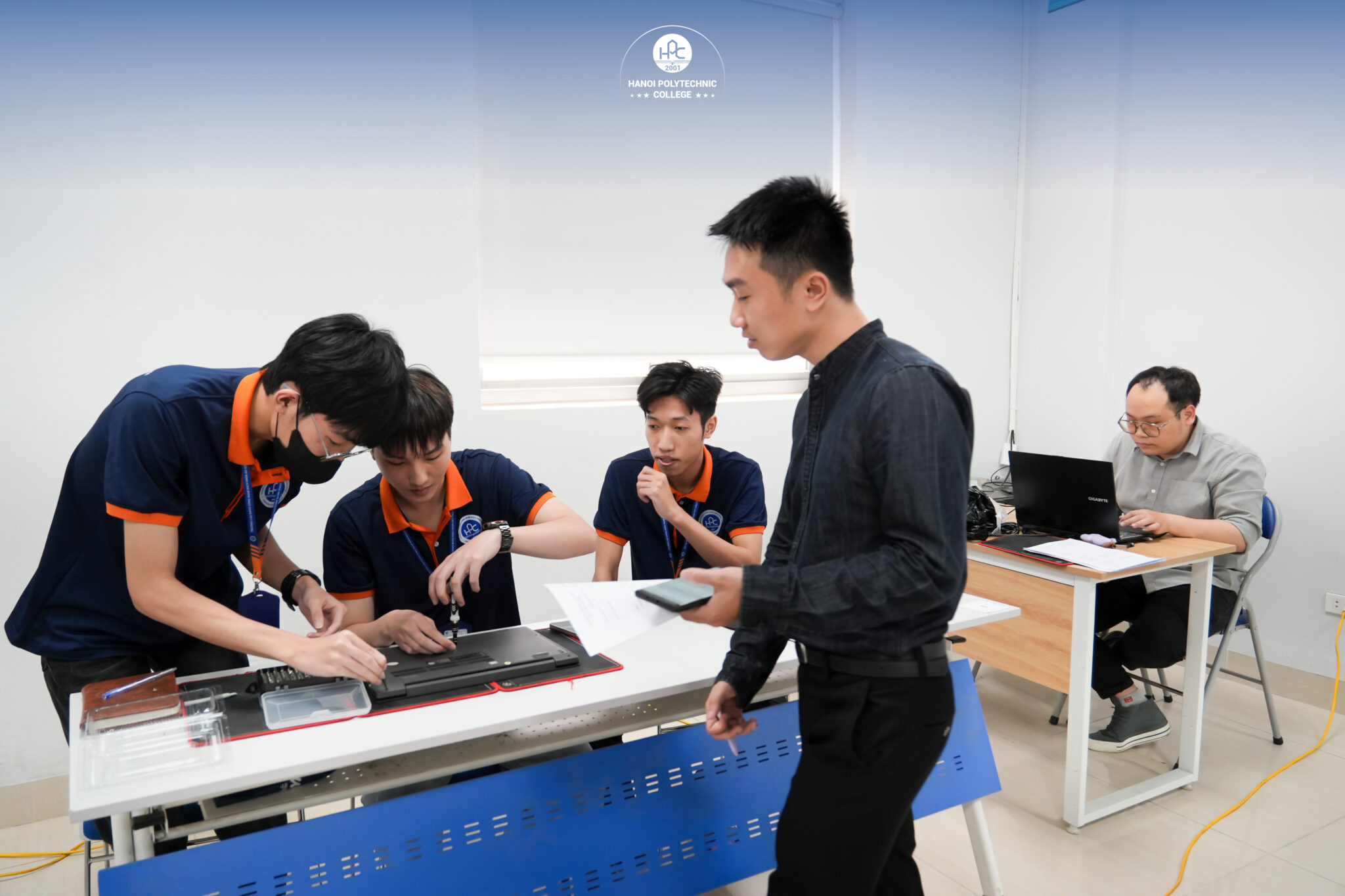 Sinh viên thực hành kỹ thuật tại Cao đẳng Công nghệ Bách khoa Hà Nội