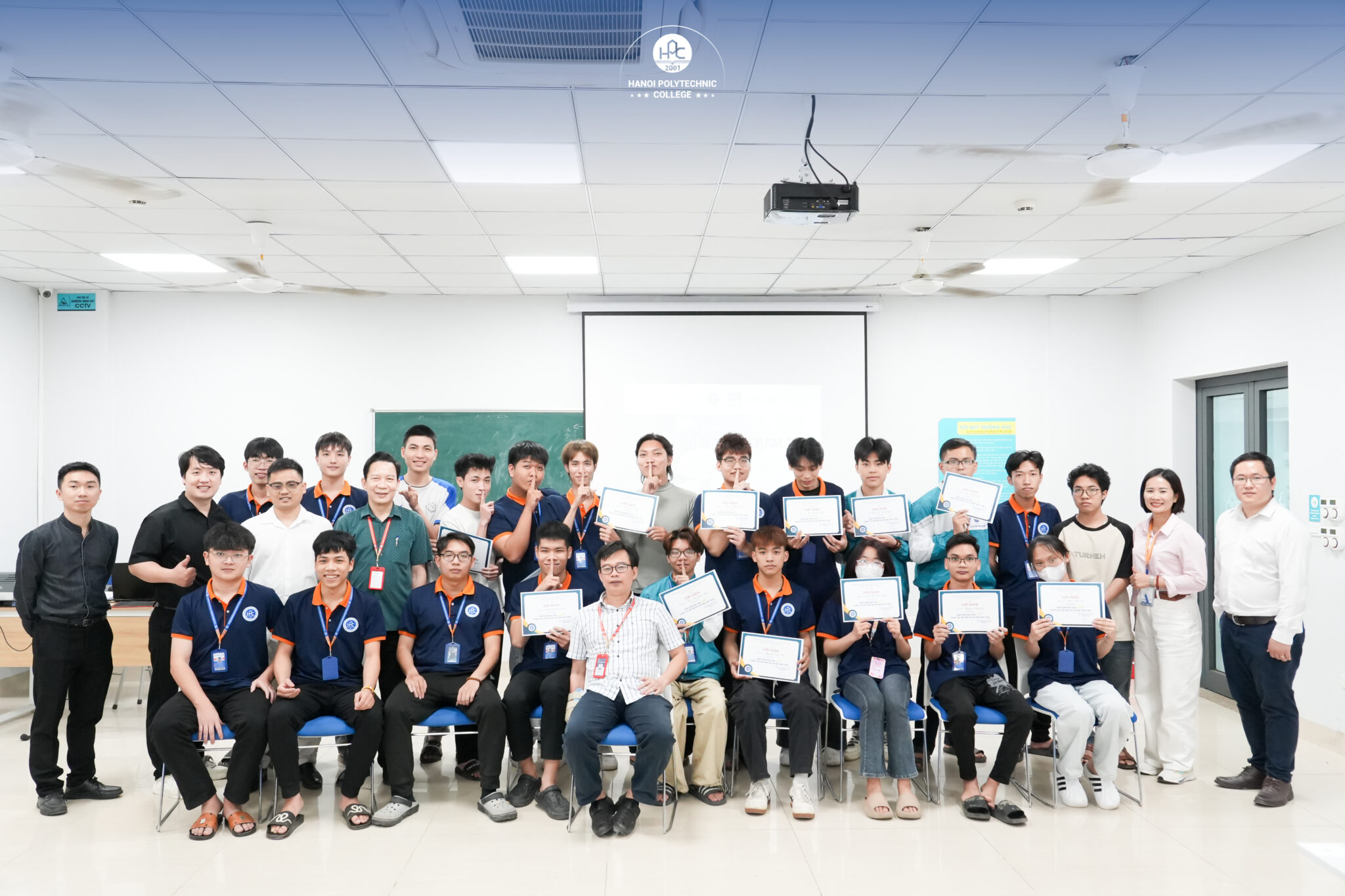 Hoạt động CLB, sinh viên thuyết trình, teamwork tại Trường Cao đẳng Công nghệ Bách khoa Hà Nội